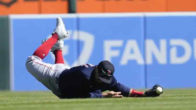 Red Sox slugger Adam Duvall going on IL with fractured wrist