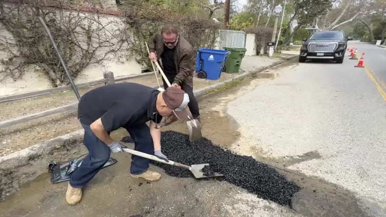 Fed up by LA pothole, Arnold Schwarzenegger fills it himself