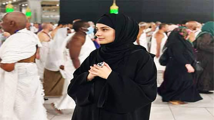 Alyzeh Gabol shares heartfelt post amid performing Umrah