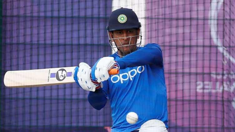 Dhoni hampered by knee injury, says Fleming