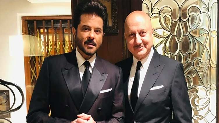 Anil Kapoor breaks down at Satish Kaushik's birth anniversary event, Anupam Kher scolds actor for making him cry