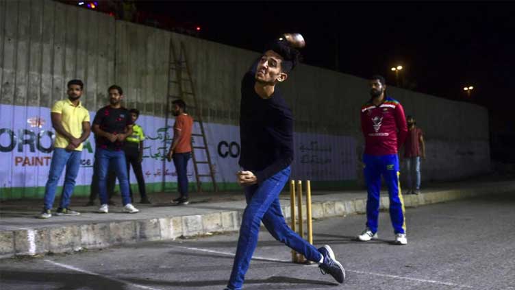 Pakistan street cricket comes to life after dark during Ramazan