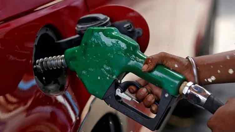 Oil dips as potential Fed rate hike overshadow falling stocks