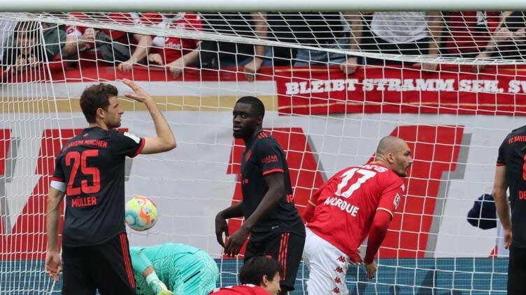 Bayern open door for Dortmund after Mainz 'knockout'