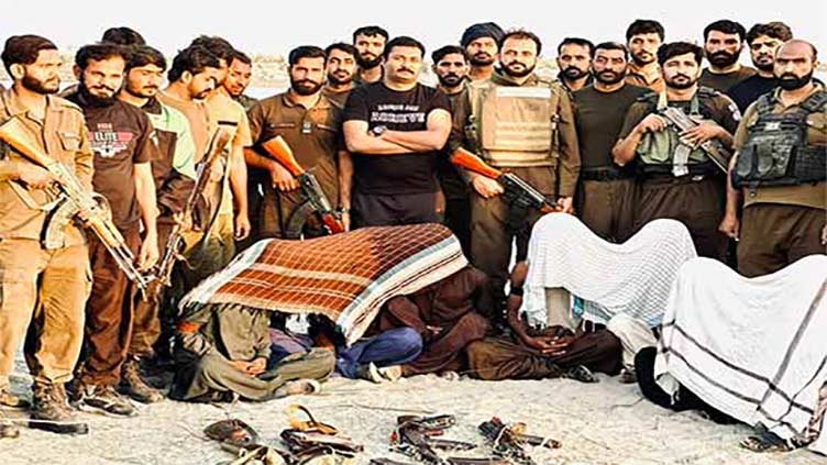 Police arrest eight desperate bandits in RY Khan's katcha operation