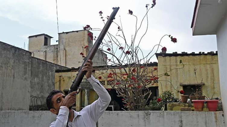 India arms Hindu village militias to combat Kashmir rebels