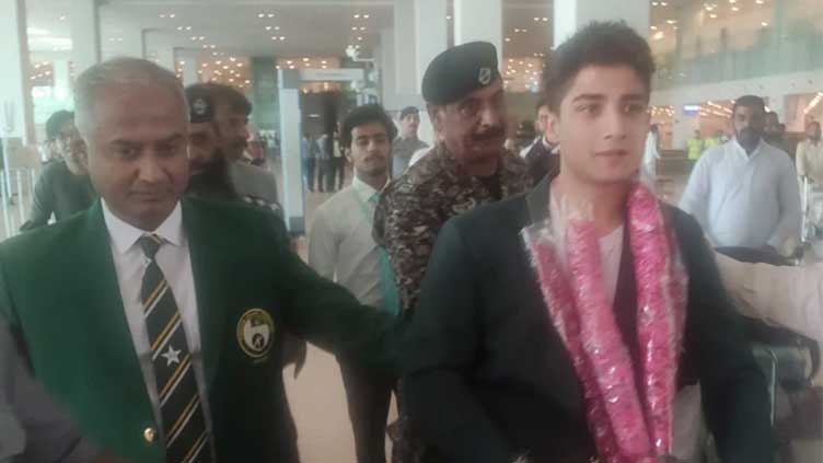 Squash little master Hamza Khan gets hero's welcome on return home