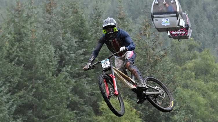 'Cold and shaking' Hatton wins mountain bike world gold