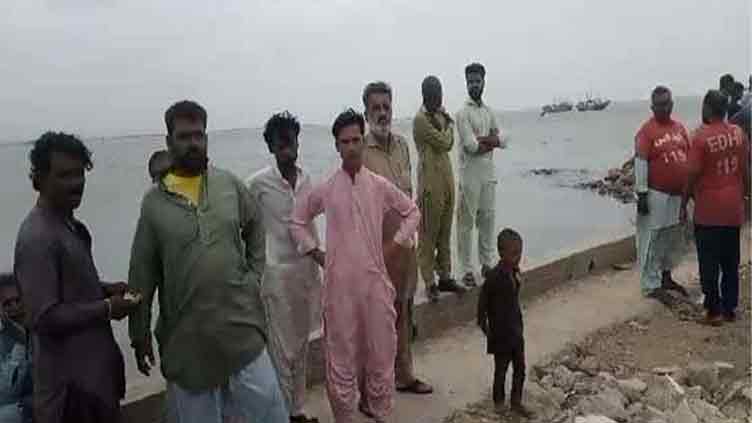 Fisherman dead, five injured as boat capsizes in Arabian Sea 