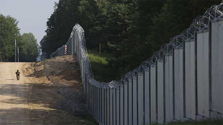 Poland plans to deploy 10,000 troops to its border with Belarus