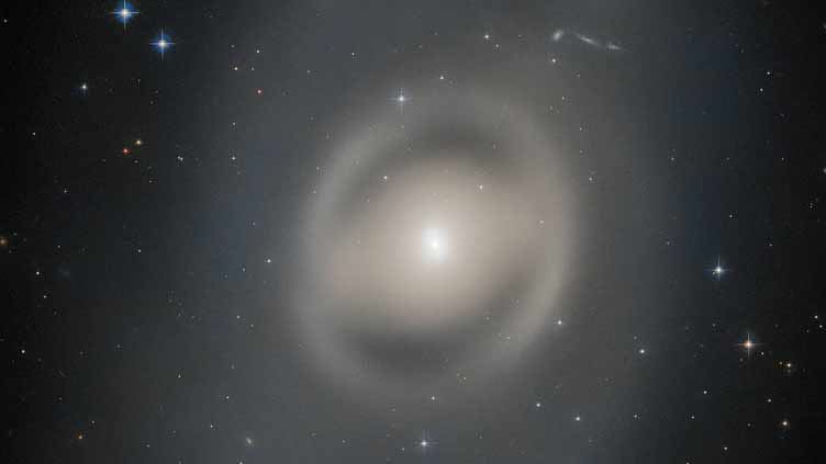 Hubble sees galaxy in a ghostly haze