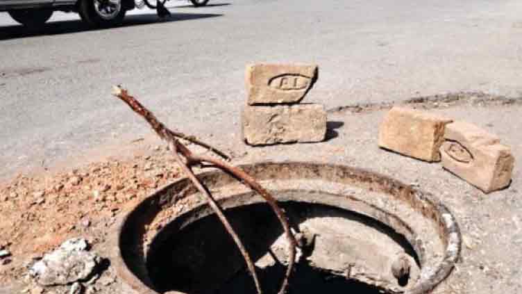 Toddler dies after falling into open manhole in Karachi