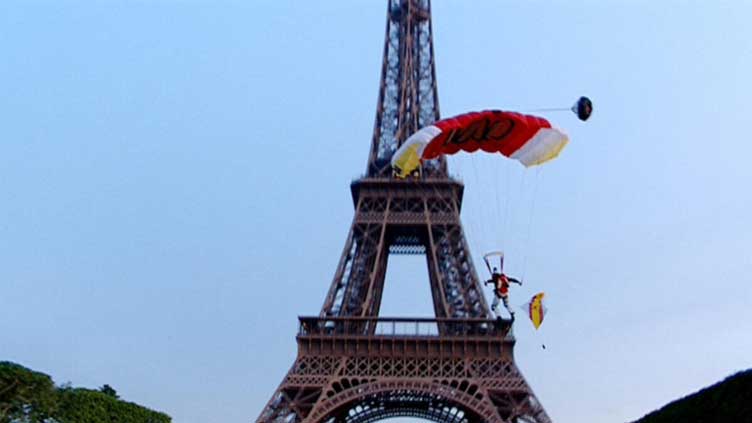 Man jumps off Eiffel Tower with parachute, gets arrested