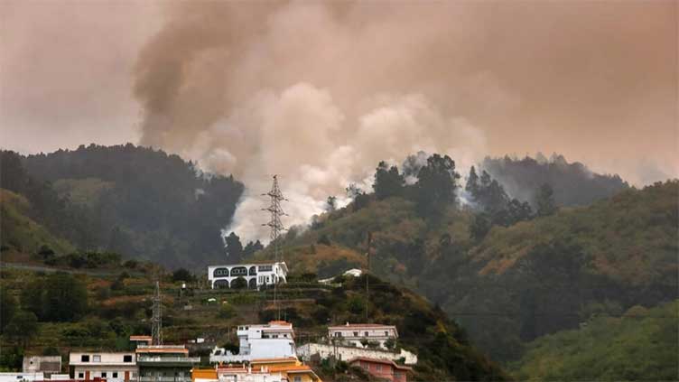 Firefighters make gains against Tenerife wildfire