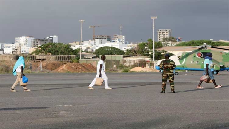 Senegal brings back survivors of drifting migrant boat