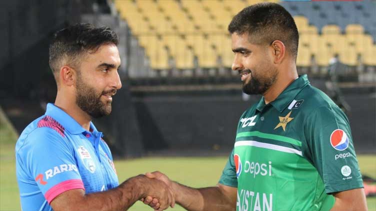 Afghan skipper presents traditional dress to Babar as a gesture of camaraderie