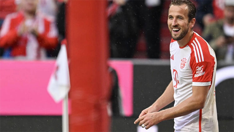 Kane scores twice on home Bundesliga debut as Bayern extend winning start