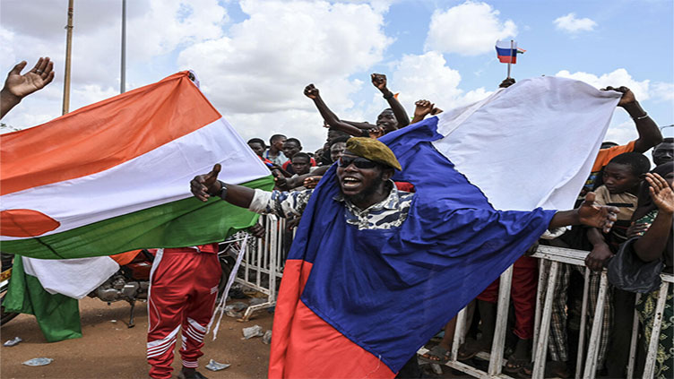 New Niger rally as deadline looms for French envoy's exit