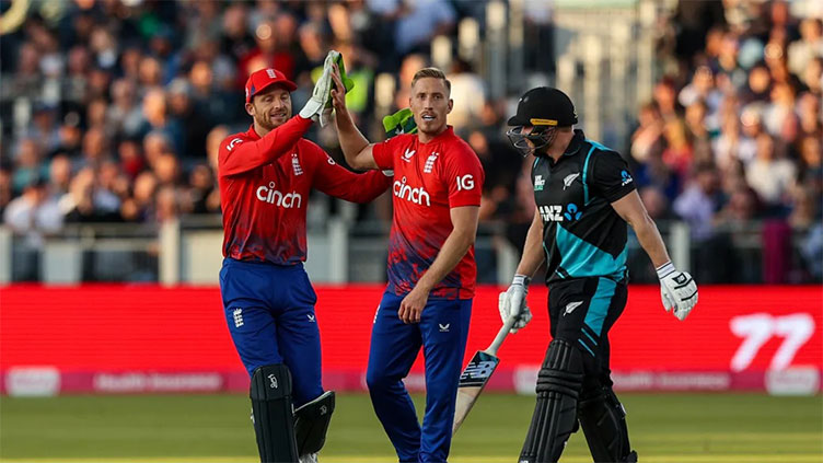 Carse strikes on debut as England win New Zealand T20 opener