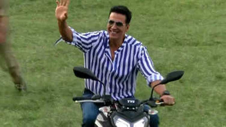 Akshay laps up public adoration at film shoot