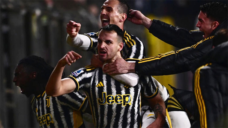 Juventus go top after dramatic finish at Monza