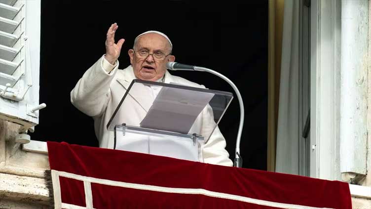 Recovering pope reads prayer from Vatican window