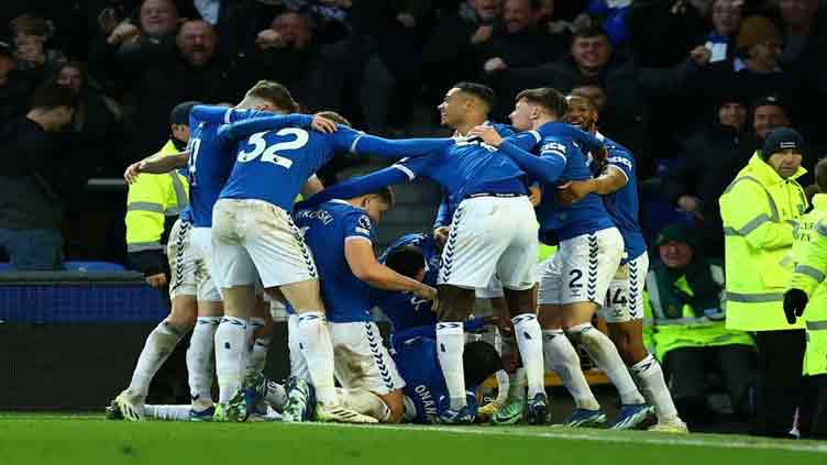 Doucoure and Dobbin earn in-form Everton 2-0 win over Chelsea