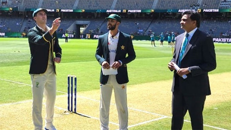 Australia decide to bat first against Pakistan in Perth