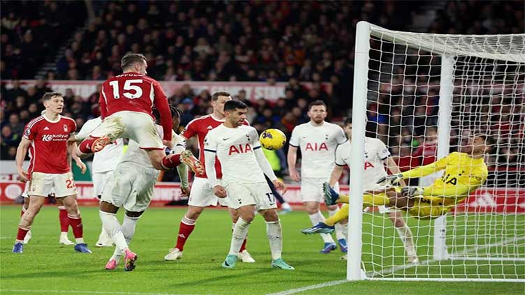 Spurs win 2-0 at Forest to stay on heels of top four