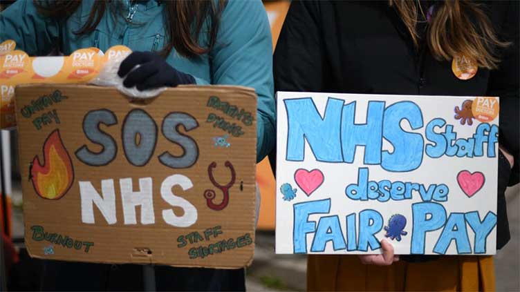 Hospital doctors in England start new strike over pay