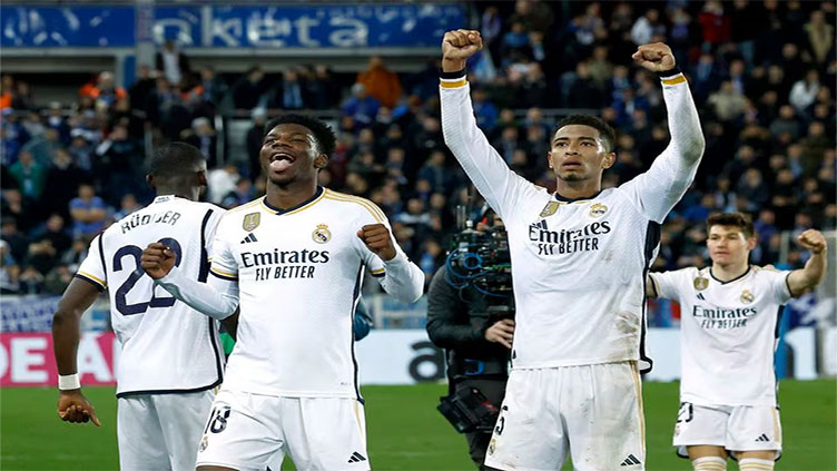 Ten-man Real Madrid score late to snatch victory at Alaves