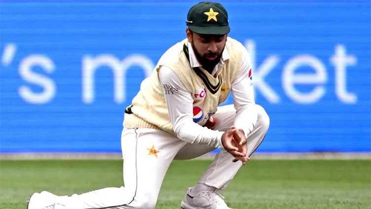 Pakistan dole out life to Warner in second test