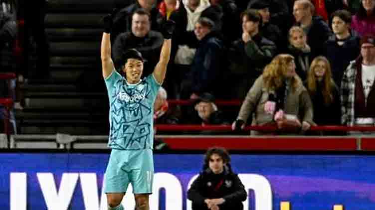 Hwang double as Wolves ease to win at Brentford