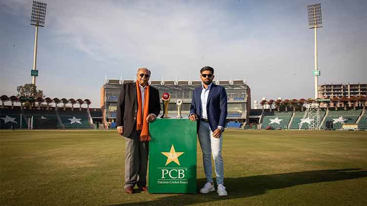 Najam Sethi presents Sir Garfield Sobers trophy to Babar Azam