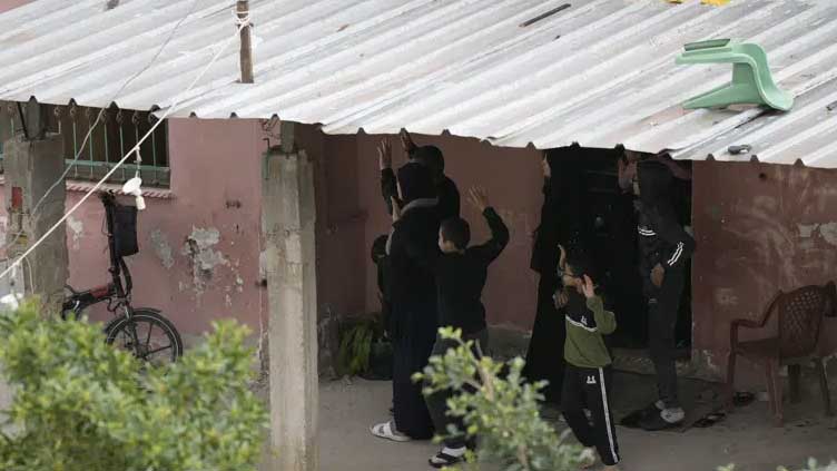   Israeli army besieges homes of fugitives in West Bank raid