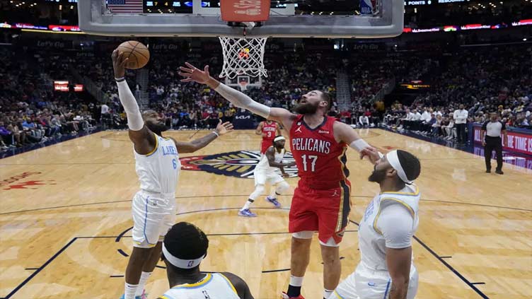 James closes on NBA scoring record, Lakers fall to Pelicans