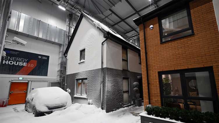  UK mega-lab generates weather to test homes of future