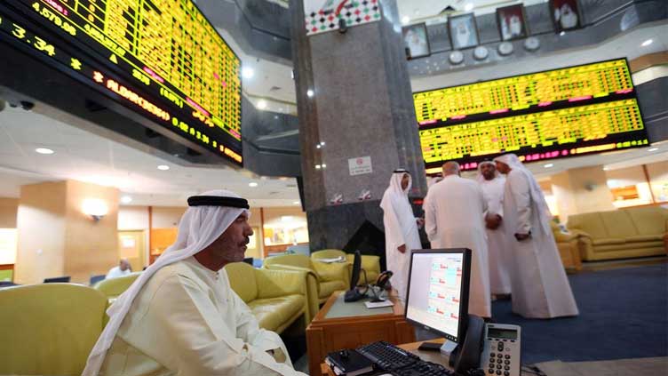  Saudi Arabian shares drop on lower oil prices; Egypt rises