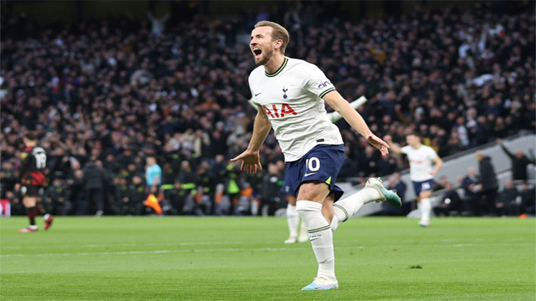 Kane becomes Spurs' record scorer as Man City suffer title blow