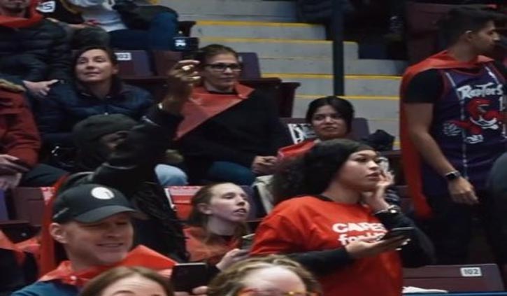 Basketball fans put on capes for Guinness World Record in Ontario