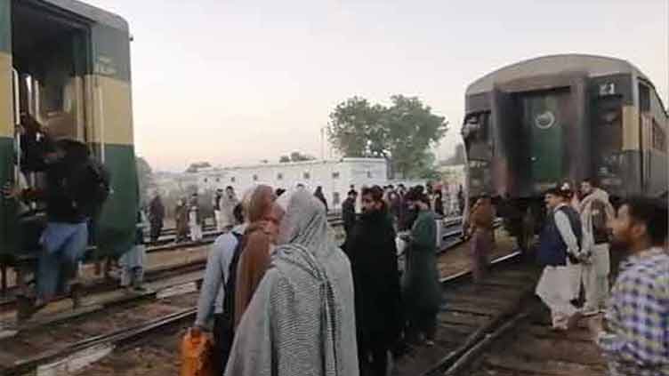 Karachi-bound Allama Iqbal Express nearly escapes major accident near Kotri