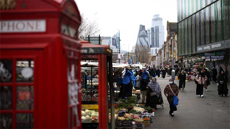 UK economy shows zero growth, narrowly avoiding recession