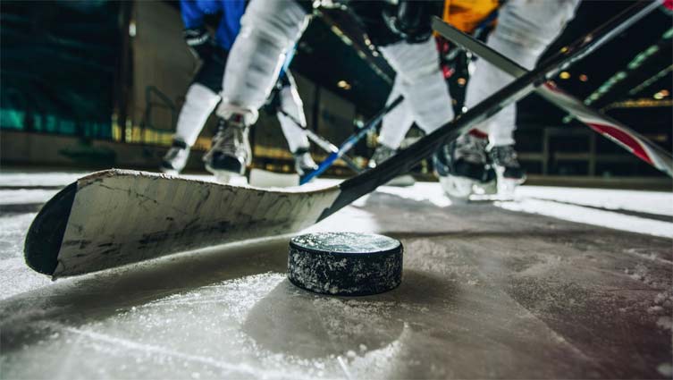 Fans skate on ice with visiting players when hockey team fails to show up to game