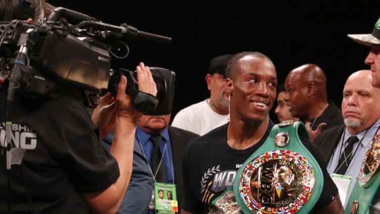 Foster out-duels Vargas for vacant WBC super-featherweight crown