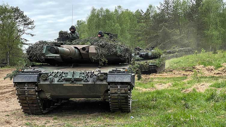 Ukraine troops train on Leopard tanks in Poland