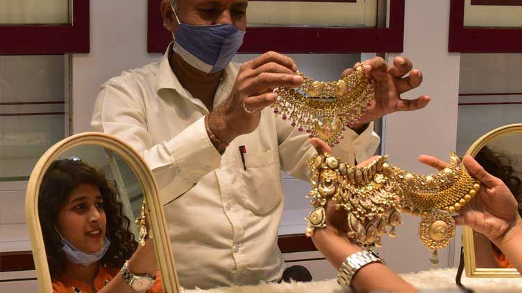 Gold price plunges Rs3,700 to Rs192,200 per tola