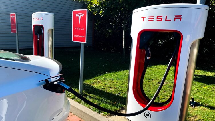 To avail $7.5 billion deal Tesla will open US charging network to rivals