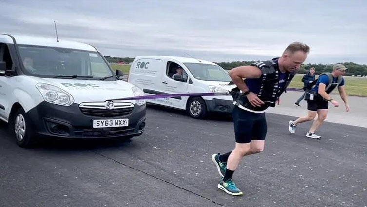 Brothers-in-law each pull a van 32 miles to jointly break world record