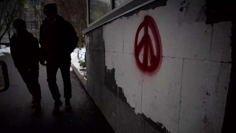 On walls and park benches: Moscow's silent calls for peace