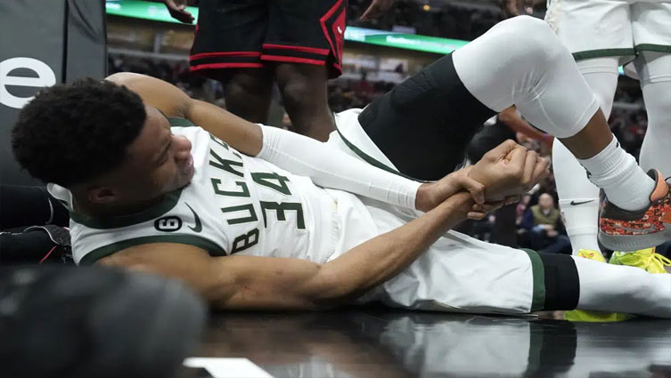 Giannis sets assists mark, hurts wrist; Bucks beat Bulls